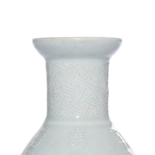 20372 - A Chinese white vase, Qian Long Pr.  Size:(Height8.8cm, Mouth Diamter9.8cm) Condition:(Good Conditio... 