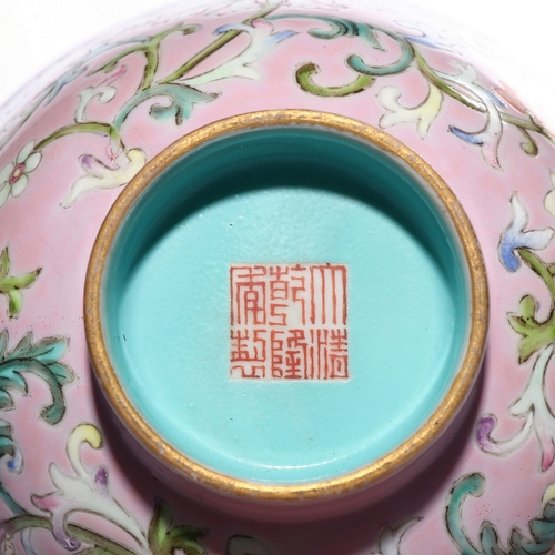 20409 - A Chinese Famille Rose cup with cover, Qing Daynasty Pr.  Size:(Mouth Diameter11cm, Height10cm) Cond... 