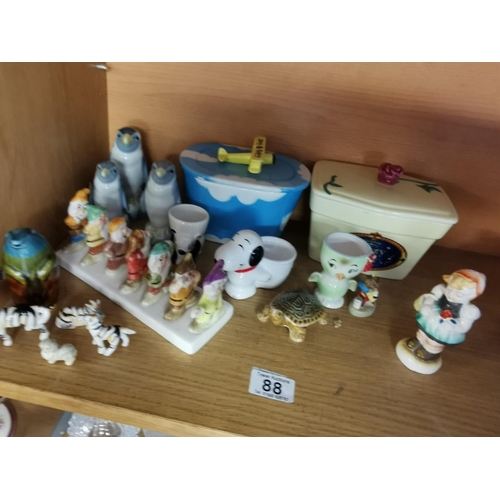 88 - Quantity Of Vintage Novelty Items Inc Utterly Butterly Dish, Clover Dish, Seven Dwarfs Toast Rack