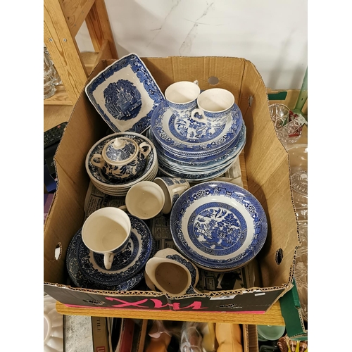 575 - Box Containing Large Quantity Of Blue & White Old Willow China