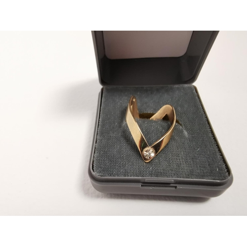 265 - 9ct Gold Ring Inset With Small Diamond 2.4g Size J