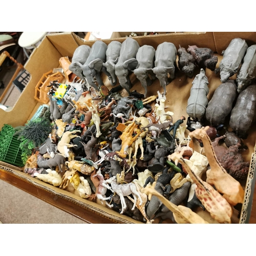 393 - Box Containing Very Large Quantity Of Zoo Animals Inc Elephants, Rhinos, Giraffes Etc