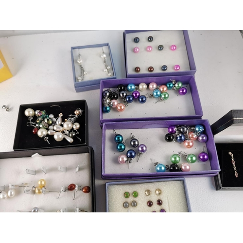 217 - Large Quantity Of Various Earrings Inc A Good Quantity Of Gemstone Earrings