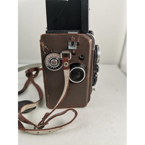 321 - Yashica 635 twin lens reflex camera in original case with lens cover