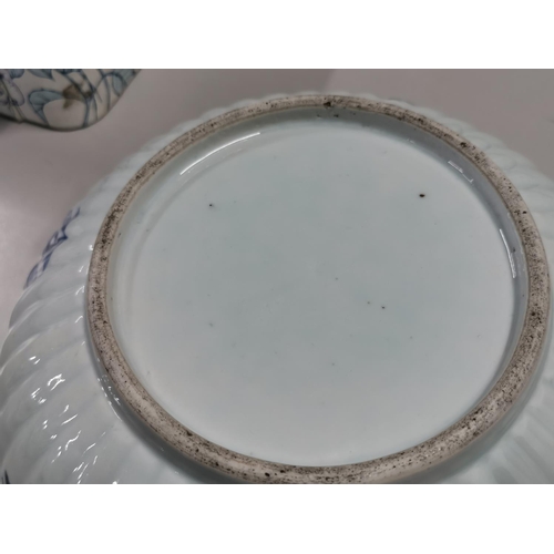 372 - Large scalloped rimmed ant. Chinese bowl
29cm Diameter