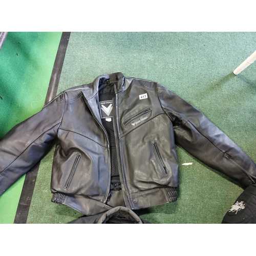 413 - 3 motor cycle jackets inc leather size 14 Frank Thomas
gents XL Frank Thomas and one other size smal... 