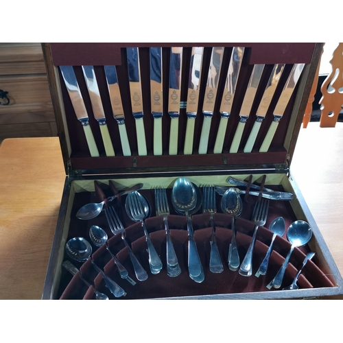 437 - Vintage cased canteen of cutlery