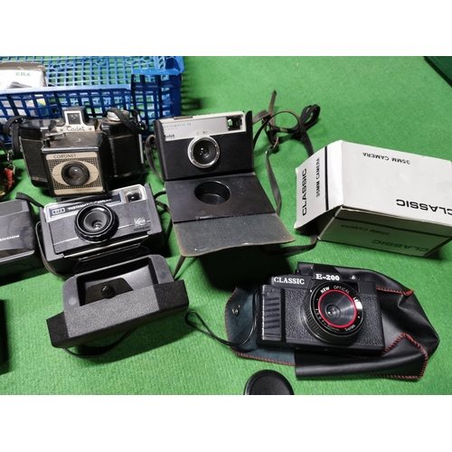 107 - Quantity of 8 various vintage camera