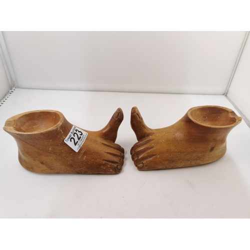 223 - Two vintage wooden carved ashtrays in the form of feet with sticky up toes