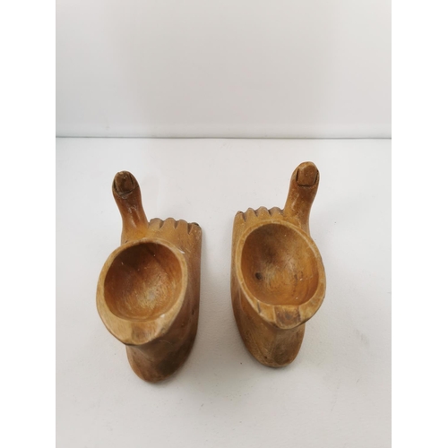 223 - Two vintage wooden carved ashtrays in the form of feet with sticky up toes