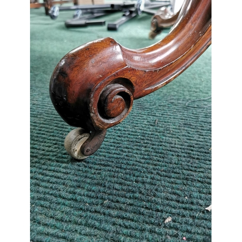 541 - Solid mahogany oval tilt top table on pedestal legs with porcelain castors, tilt top bolts need atte... 