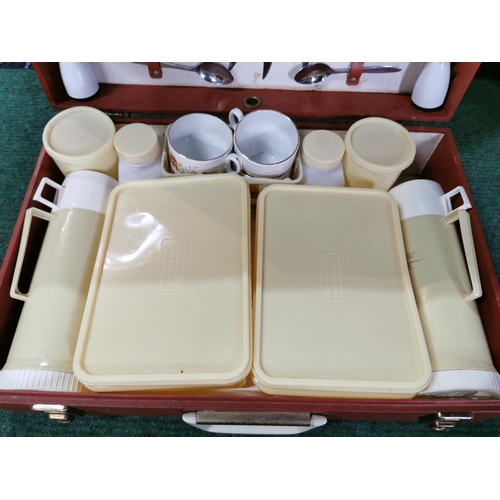 28 - Comprehensive complete Brexton picnic set, design 8107