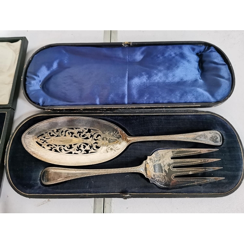 129 - Two cased large serving spoons and a fish serving set