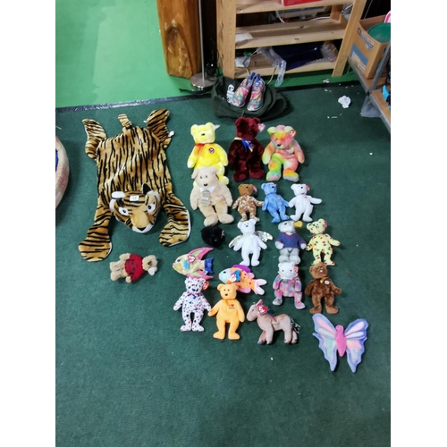 18 - Quantity of 20 TY Beanie Teddies inc four large ones along with a tiger pyjama case