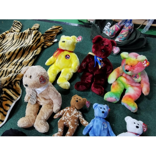 18 - Quantity of 20 TY Beanie Teddies inc four large ones along with a tiger pyjama case