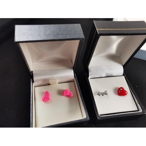 208 - Quantity of new ex display 925 silver jewellery cleared from a jewellery shop clearance inc an eleme... 