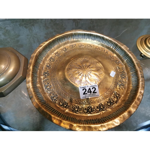 242 - Quantity of brass items inc a hammered brass middle eastern charger, an Indian class and brass bon b... 