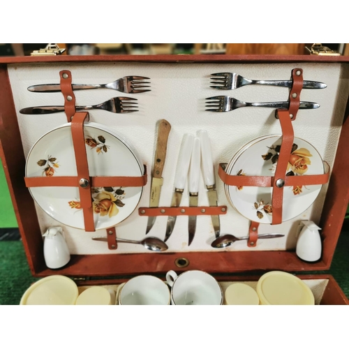 28 - Comprehensive complete Brexton picnic set, design 8107