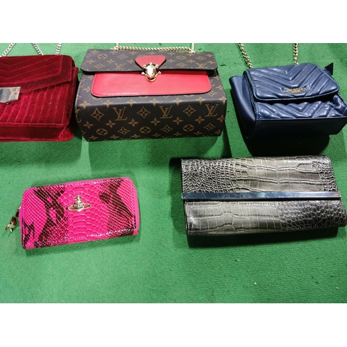 301 - Job lot of ladies handbags in good condition