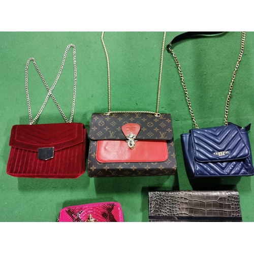 301 - Job lot of ladies handbags in good condition