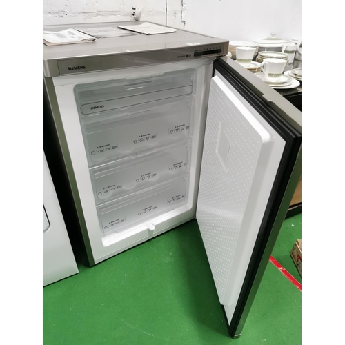 323 - Siemens silver undercounter freezer A plus efficiency rating in very clean condition