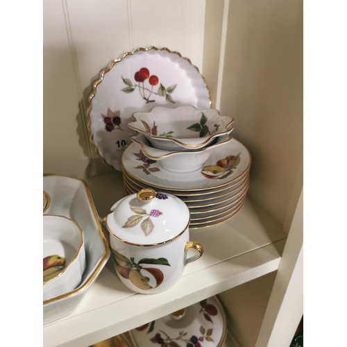 404 - A comprehensive Royal Worcester Evesham pattern dinner 76 pieces inc, tureens, placemat and coaster ... 