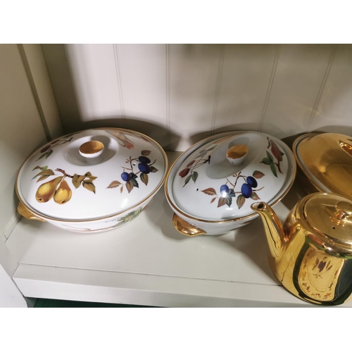 404 - A comprehensive Royal Worcester Evesham pattern dinner 76 pieces inc, tureens, placemat and coaster ... 