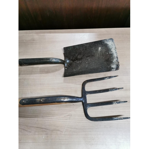 487 - Garden spade and fork in good condition