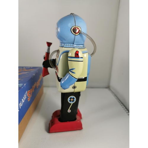 200d - Vintage boxed tin windup tin robot, inter planet space captain