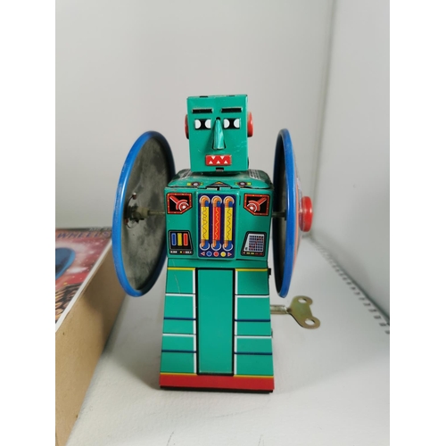 200g - Vintage boxed windup robot with wheels from 1970's