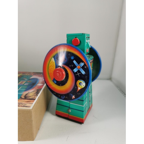 200g - Vintage boxed windup robot with wheels from 1970's