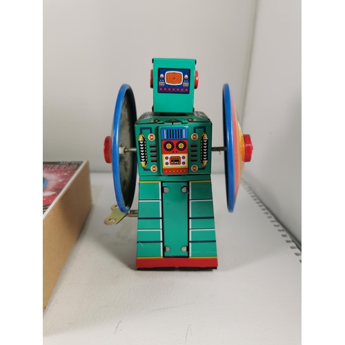 200g - Vintage boxed windup robot with wheels from 1970's