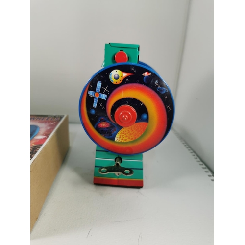 200g - Vintage boxed windup robot with wheels from 1970's