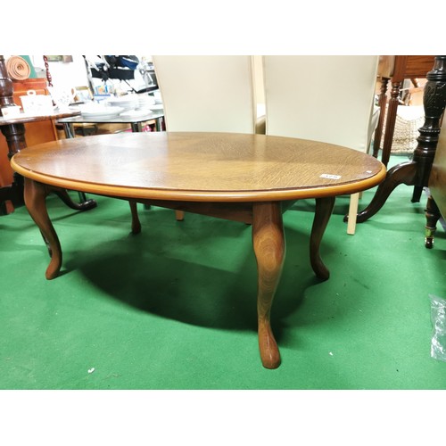 375 - Oak oval coffee table with Queen Ann legs clean top presenting a good grain 44cm high, 66cm wide, 11... 