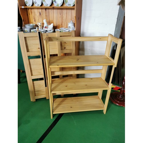 392 - 2 folding bookshelves