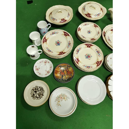 139 - Royal swan dinner set and a quantity of RS dishes and bowls, Royal vale gilt tea set ect..