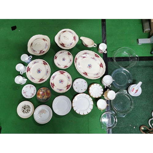 139 - Royal swan dinner set and a quantity of RS dishes and bowls, Royal vale gilt tea set ect..