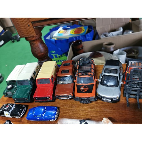 56d - Quantity of diecast cars inc a good quantity of land rovers and a metal milk truck by Britains