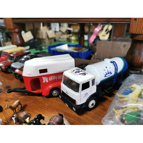 56d - Quantity of diecast cars inc a good quantity of land rovers and a metal milk truck by Britains