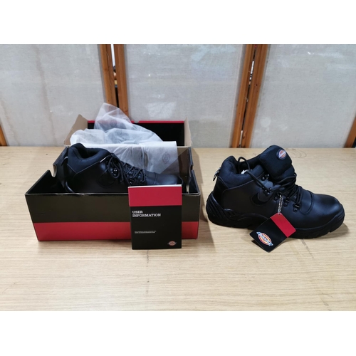 17 - Pair of Dickies Safety/hiker boots UK size 10, Brand new