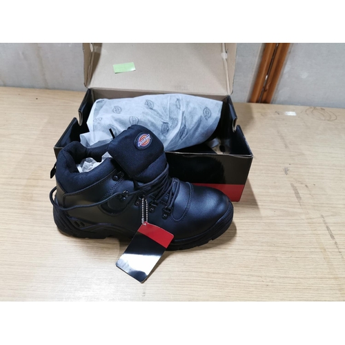 6 - Pair of Dickies Safety/hiker boots UK size 10, Brand new