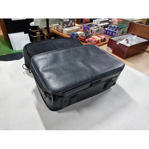 406 - 2 x laptop bags inc a leather laptop bag by Cosmac, and a laptop bag by IT, both in good order , the... 