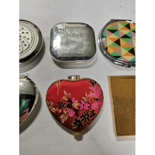 144 - Quantity of 8x vintage compact mirrors, some are gold tone, heart shaped etc