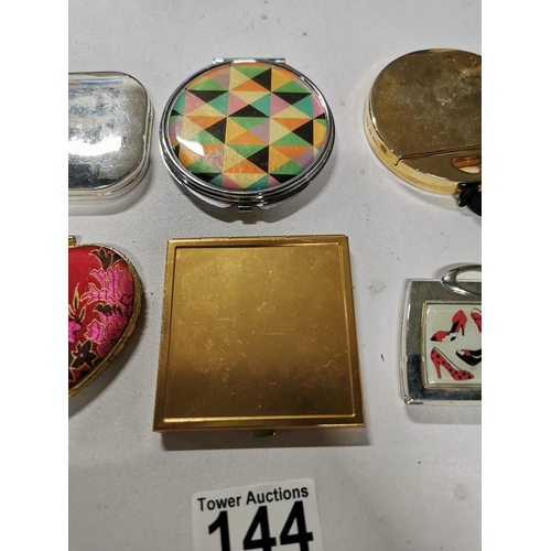 144 - Quantity of 8x vintage compact mirrors, some are gold tone, heart shaped etc