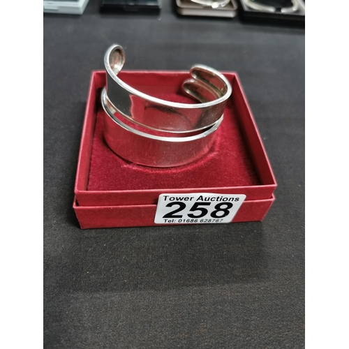 258 - Large contemporary 925 sterling silver double cuff torque bangle of a chunky design in excellent cle... 