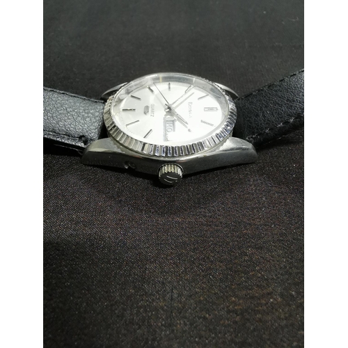 264 - Vinatge gents swiss quartz watch by Bulova with day date in good clean condition with a good calf gr... 