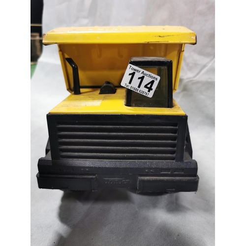 114 - Vintage toy yellow painted metal Tonka dump truck - Measures 26cm height x 43cm width x 20.5cm depth