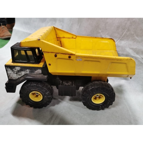 114 - Vintage toy yellow painted metal Tonka dump truck - Measures 26cm height x 43cm width x 20.5cm depth