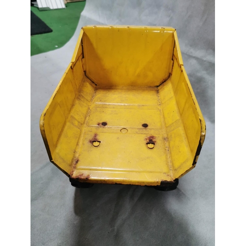 114 - Vintage toy yellow painted metal Tonka dump truck - Measures 26cm height x 43cm width x 20.5cm depth