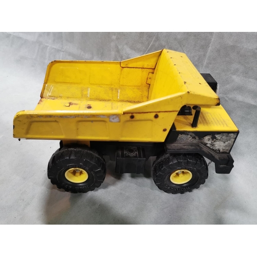 114 - Vintage toy yellow painted metal Tonka dump truck - Measures 26cm height x 43cm width x 20.5cm depth